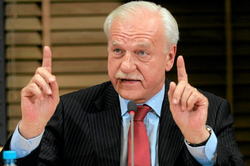 Andrzej Olechowski zapewnia, że nie wystartuje z listy Aleksandra Kwaśniewskiego Europa Plus.