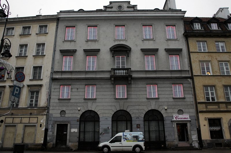 Klub Go Go przy Krakowskim Przedmieściu w Warszawie. Czy powinno się stworzyć "dzielnicę czerwonych latarni"?