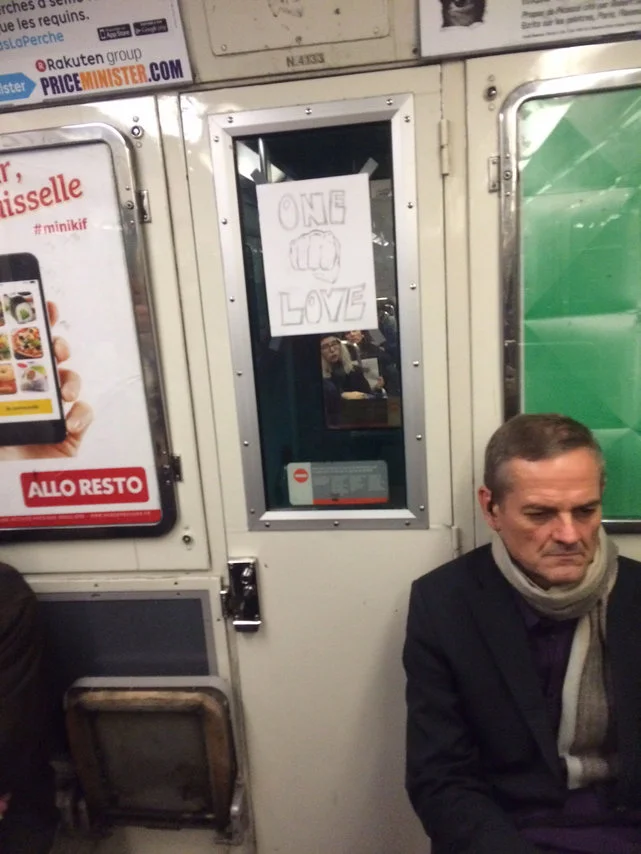 Takie plakaty zawisły w paryskim metrze tuż po zamachach.