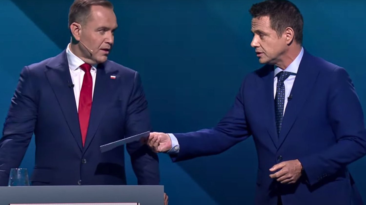 "Czy wybuchnie w rękach Nawrockiego?". Fala komentarzy po akcji Trzaskowskiego z kopertą Koperta Trzaskowskiego dla Nawrockiego. Fala komentarzy po akcji na debacie
