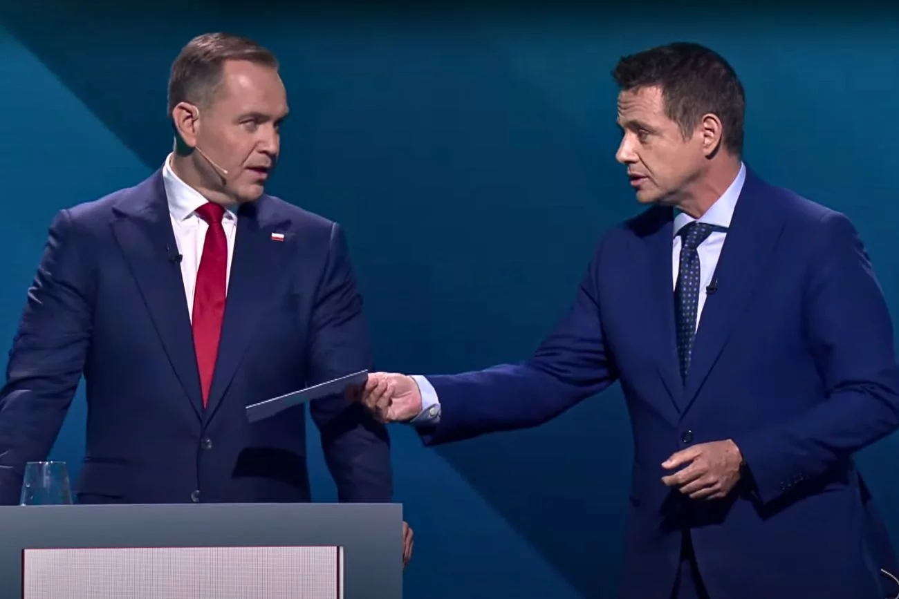 Koperta Trzaskowskiego dla Nawrockiego. Fala komentarzy po akcji na debacie