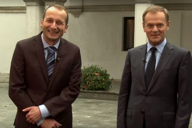 Robert Górski w portalu braci Karnowskich uprawia satyrę ramię w ramię z Januszem Rewińskim i Marcinem Wolskim. Czy nowe, prawicowe środowisko zapomni mu np. ten występ z Donaldem Tuskiem?