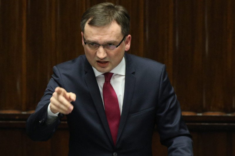 Prokurator generalny i minister sprawiedliwości Zbigniew Ziobro jest znany z robienia show wokół zatrzymań przeciwników politycznych