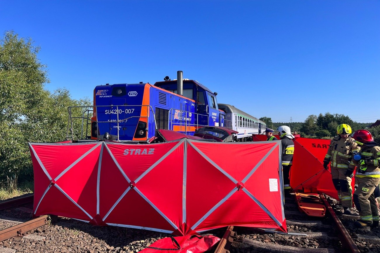 Dwie osoby zginęły na miejscu po tym, jak samochód zderzył się z pociągiem. Do zdarzenia doszło w Starogardzie Gdańskim.