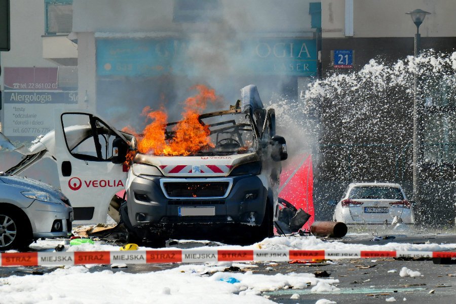 Na warszawskim Bemowie wybuchł samochód z gazem. Dwie osoby nie żyją, a co najmniej pięć jest rannych.