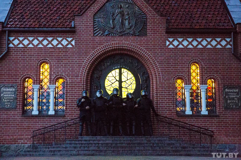 OMON zablokował drzwi kościołu św. Szymona i Heleny