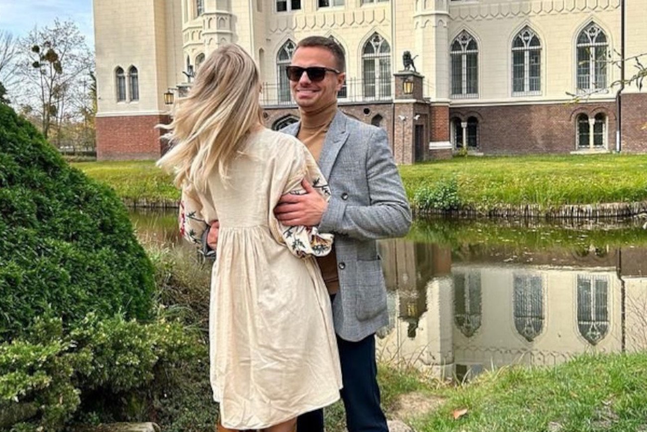 Hakiel jest szczęśliwie zakochany.