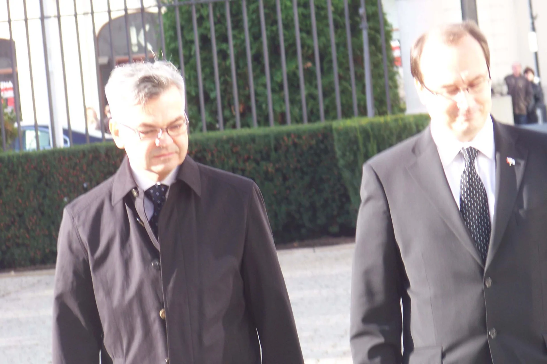 Piotr Krajewski (z lewej) to nowy ambasador RP w Moskwie. Jego wybór wywołał kontrowersje wśród polityków PiS