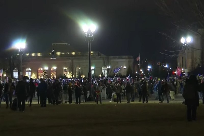 Zamieszki w USA: Saperzy znaleźli wóz wypełniony bronią i bombami parę przecznic od Kapitolu.