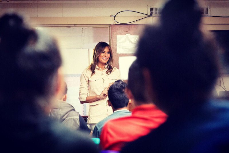 Melania Trump odwiedziła ośrodki, gdzie amerykańska straż graniczna umieszcza dzieci odebrane nielegalnym imigrantom. Całe wrażenie popsuła jej kurtka.