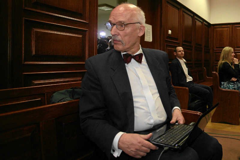 Janusz Korwin-Mikke sugeruje, że służby mogą przygotowywać zamach na jego życie.