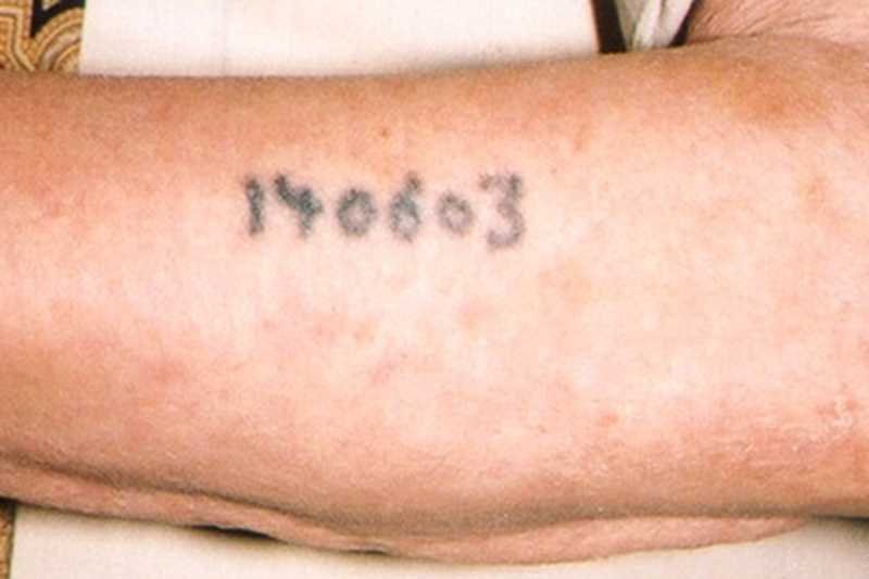 Tatuaż byłego więźnia obozu koncentracyjnego.