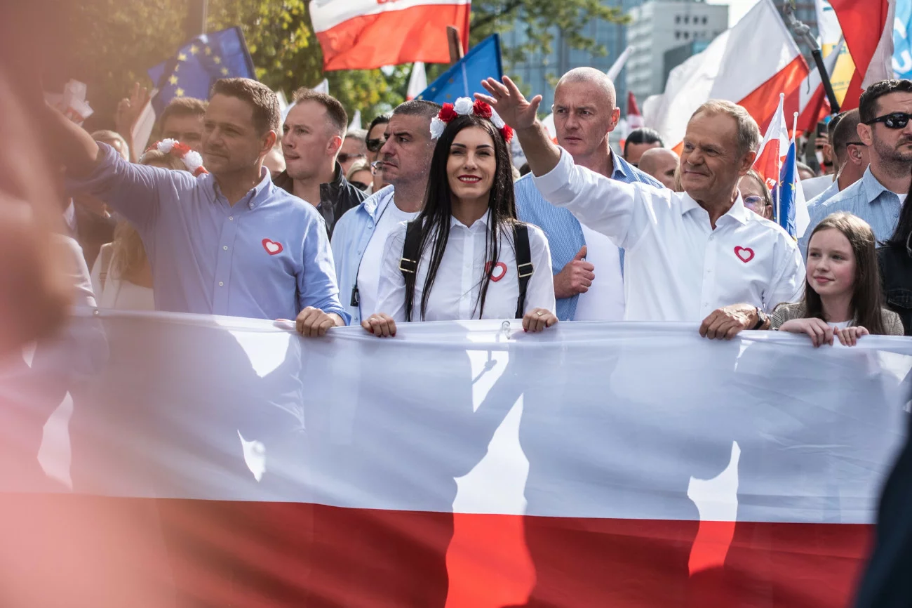 Marsz Tuska jeszcze nie ruszył, a już się opóźnił. Zmienili datę Tusk i Trzaskowski zmieniają datę Marszu Patriotów. Będzie później