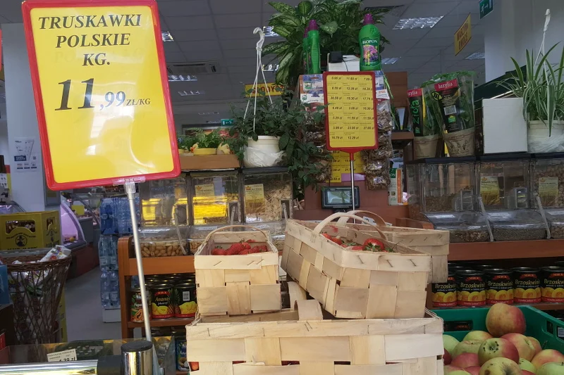 Dlaczego Lidl i Biedronka tak późno rozpoczęły sprzedaż polskich truskawek? Odpuszczają biznes, gdy plantatorzy trzymają wysokie ceny.