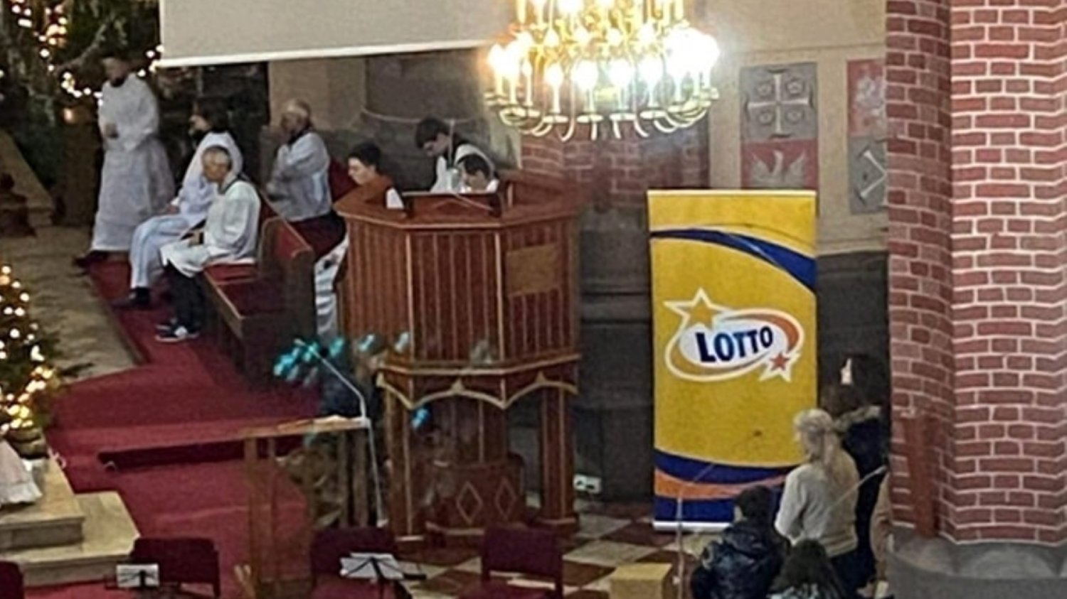 Baner Lotto w kościele