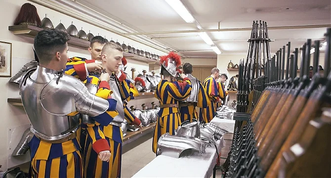 Gwardziści w swoich koszarach, przed rozpoczęciem służby.