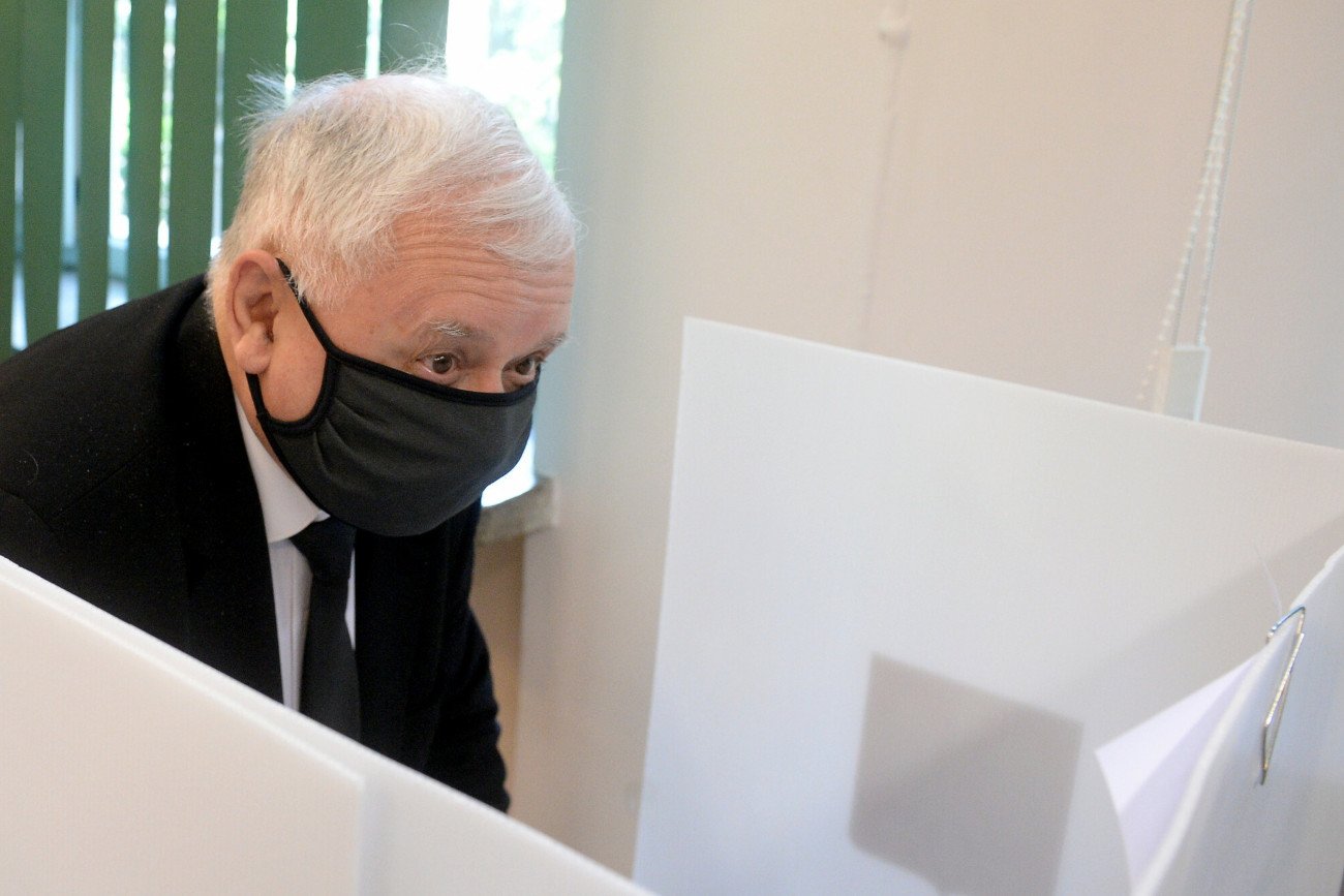 Jarosław Kaczyński w lokalu wyborczym podczas drugiej tury wyborów prezydenckich w 2020 r.