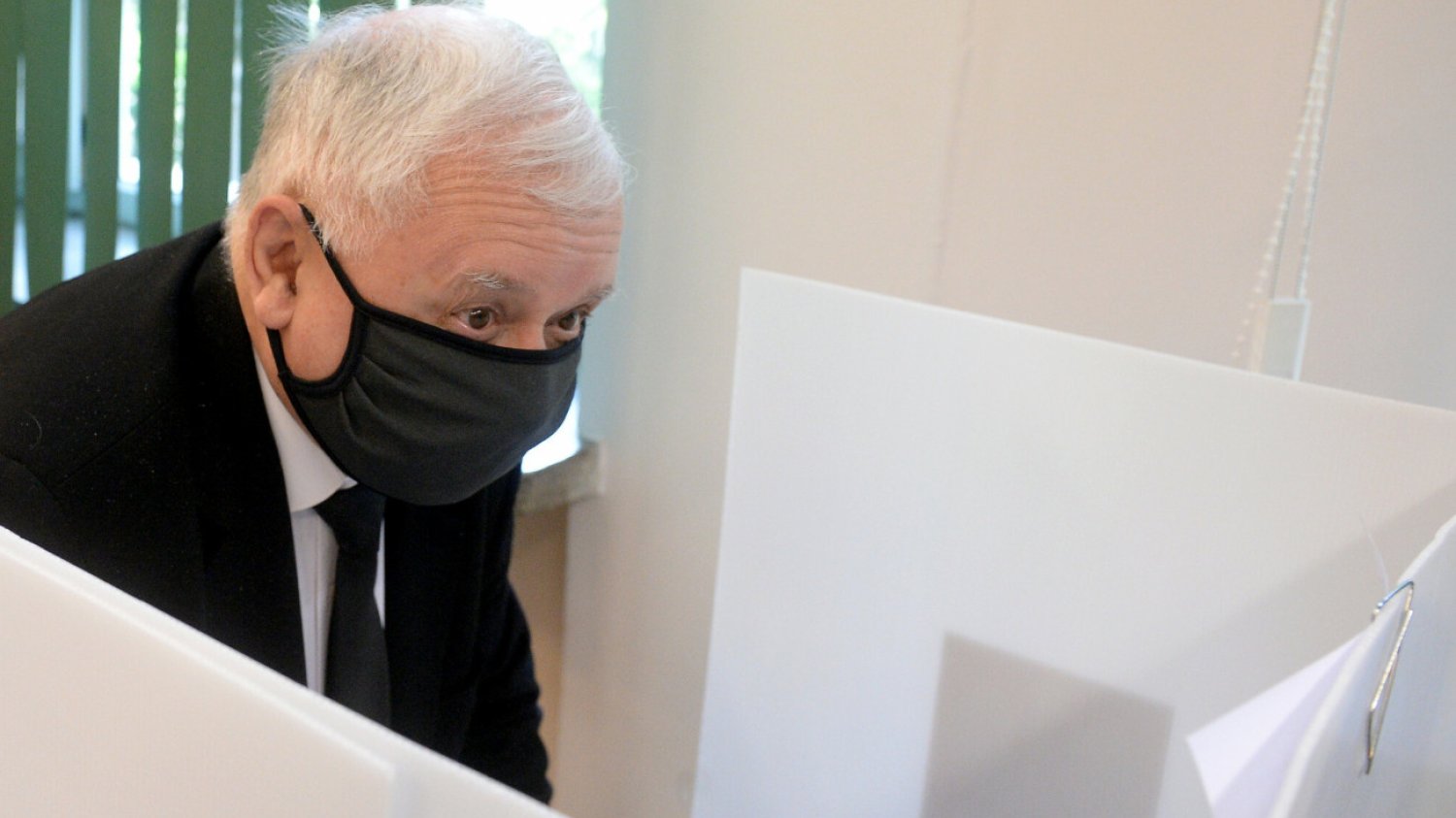 Jarosław Kaczyński w lokalu wyborczym podczas drugiej tury wyborów prezydenckich w 2020 r.