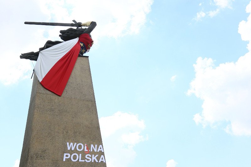 Napis pod pomnikiem głosi: "Wojna polska".