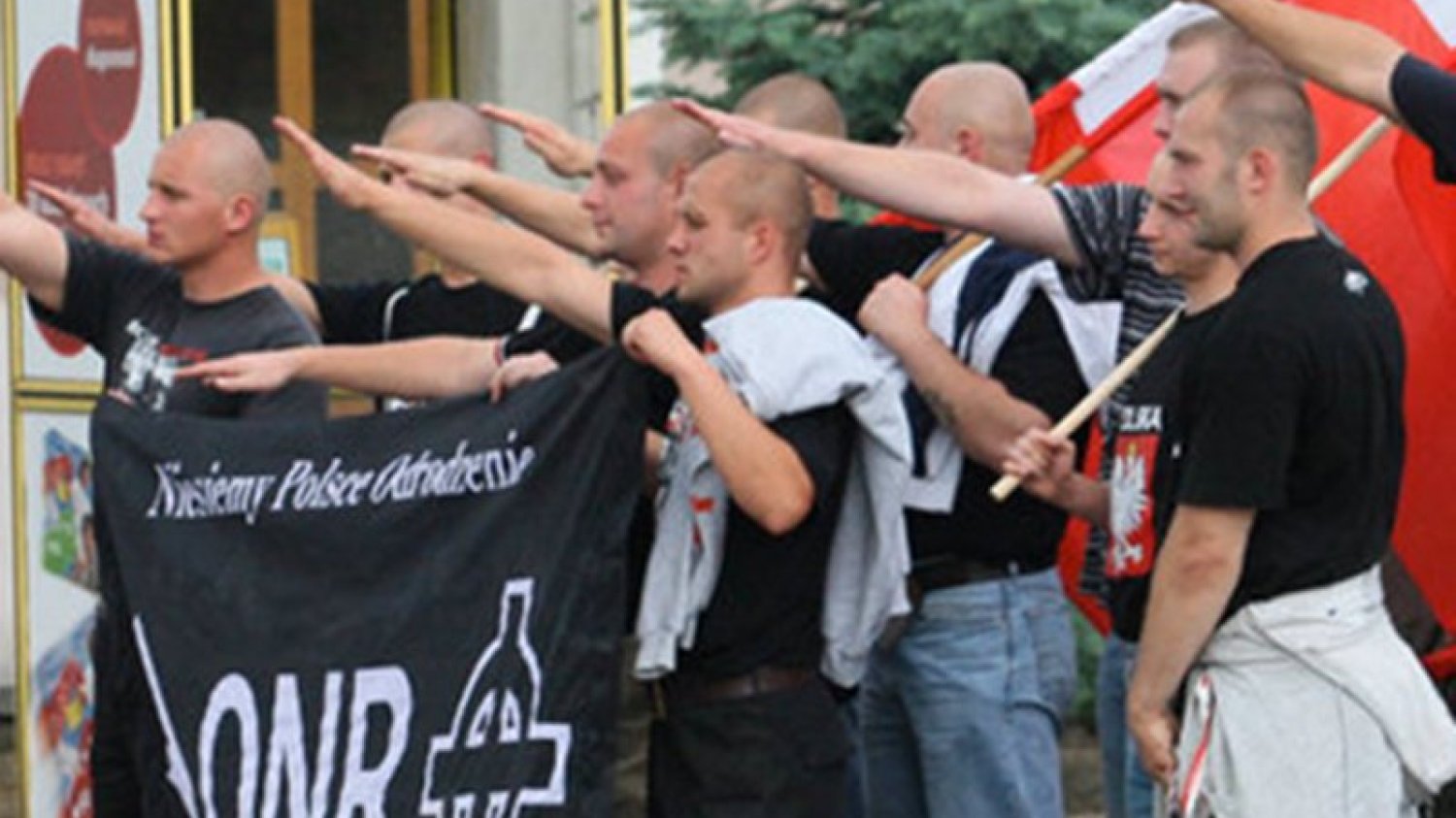 Do czego doprowadzi obecny romans władzy z narodowcami? Na razie na płotach wiszą tylko transparenty, jak w kutnowskim Józefowie. Oby się to nie zmieniło. (To zdjęcie pochodzi z 2008 r. z demonstracji ONR w Myślenicach)