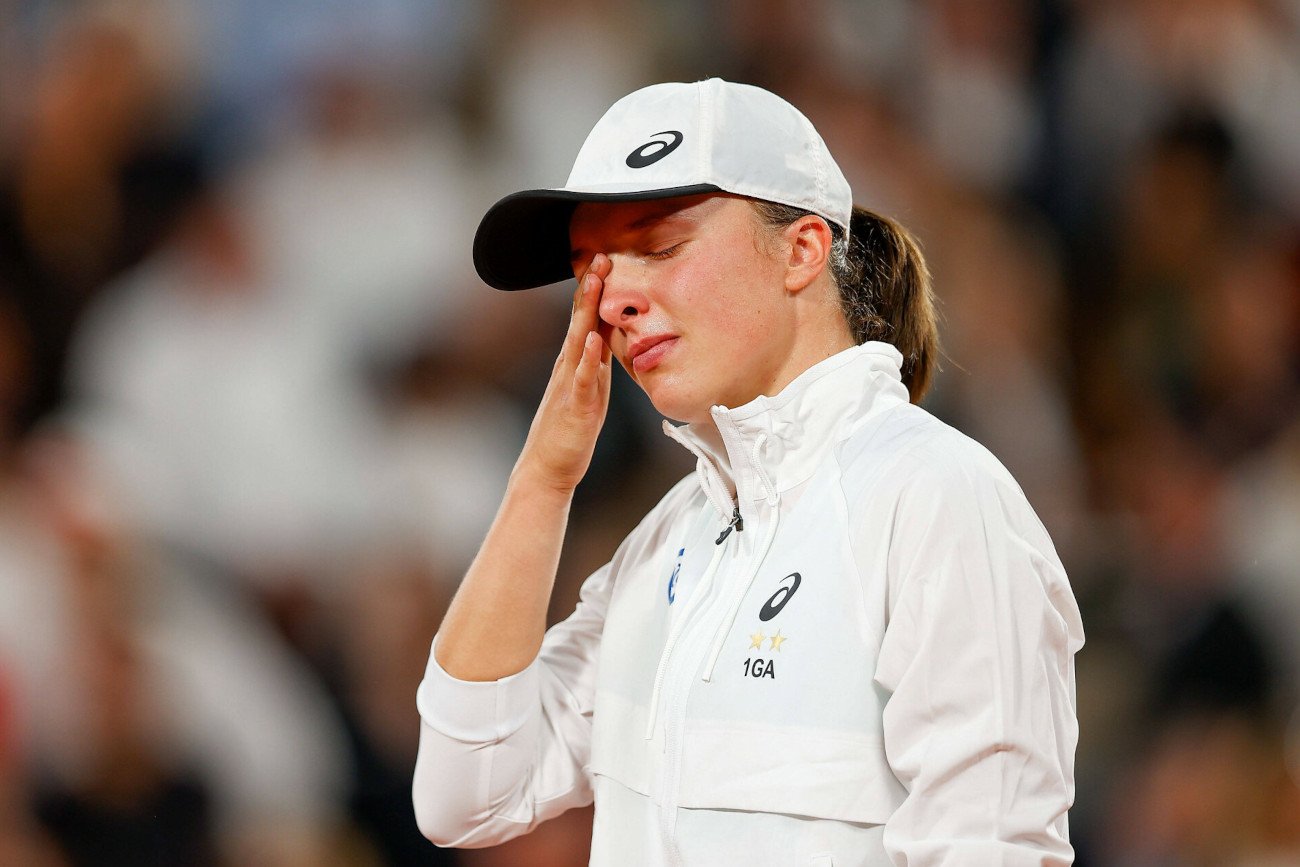 Iga Świątek nie potrafiła ukryć wielkich emocji podczas wysłuchiwania Mazurka Dąbrowskiego w Paryżu.