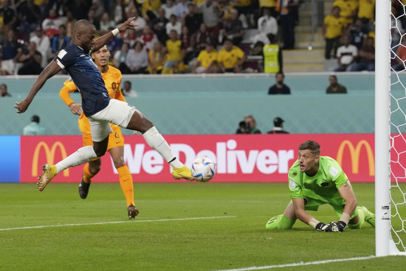 Enner Valencia w taki sposób dołożył nogę do piłki, zdobywając swojego trzeciego gola na mundalu w Katarze.