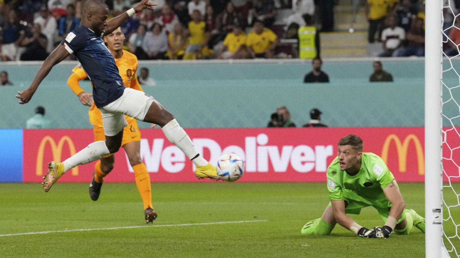 Enner Valencia w taki sposób dołożył nogę do piłki, zdobywając swojego trzeciego gola na mundalu w Katarze.