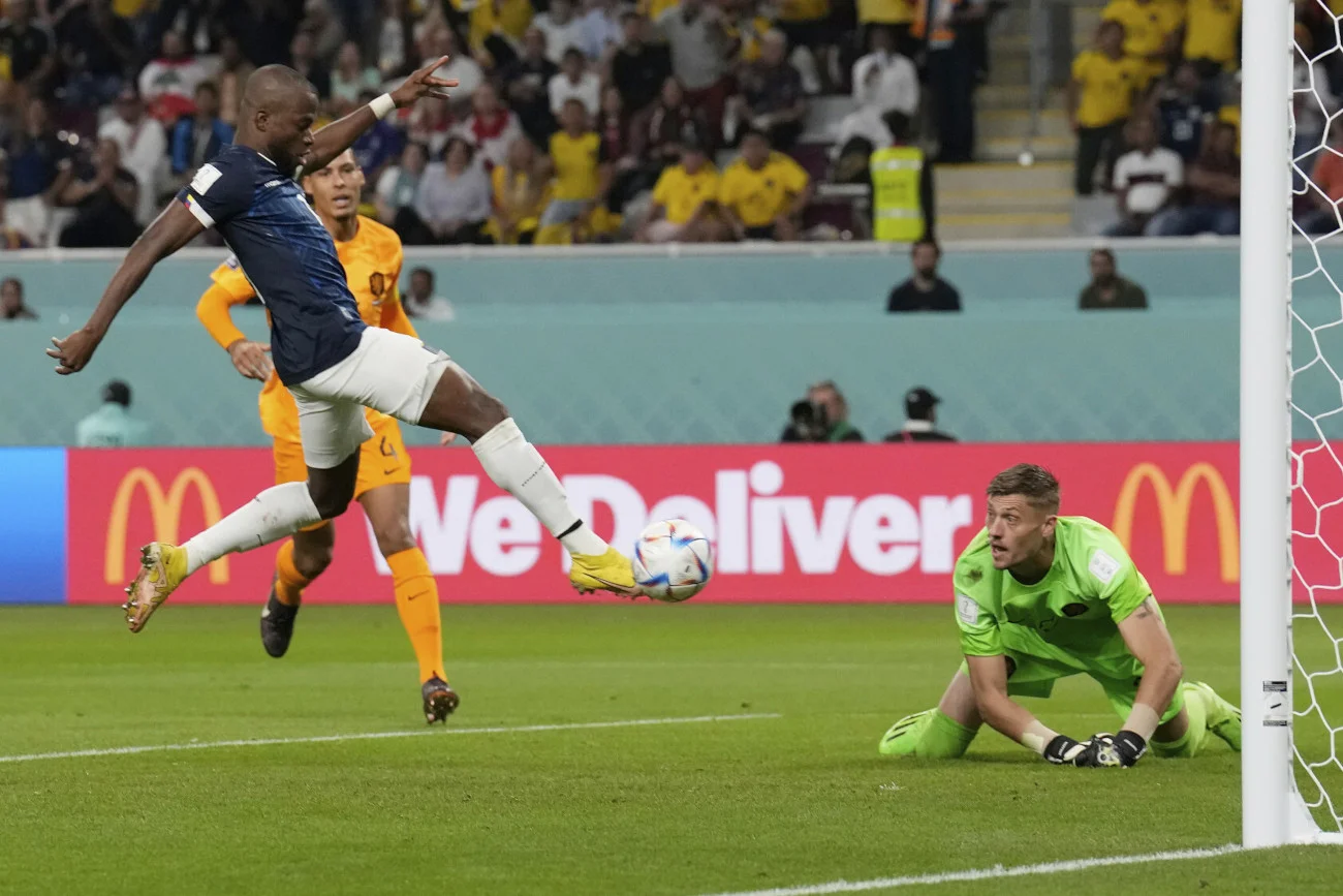 Enner Valencia w taki sposób dołożył nogę do piłki, zdobywając swojego trzeciego gola na mundalu w Katarze.