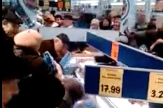 Szaleństwo przy akwarium.