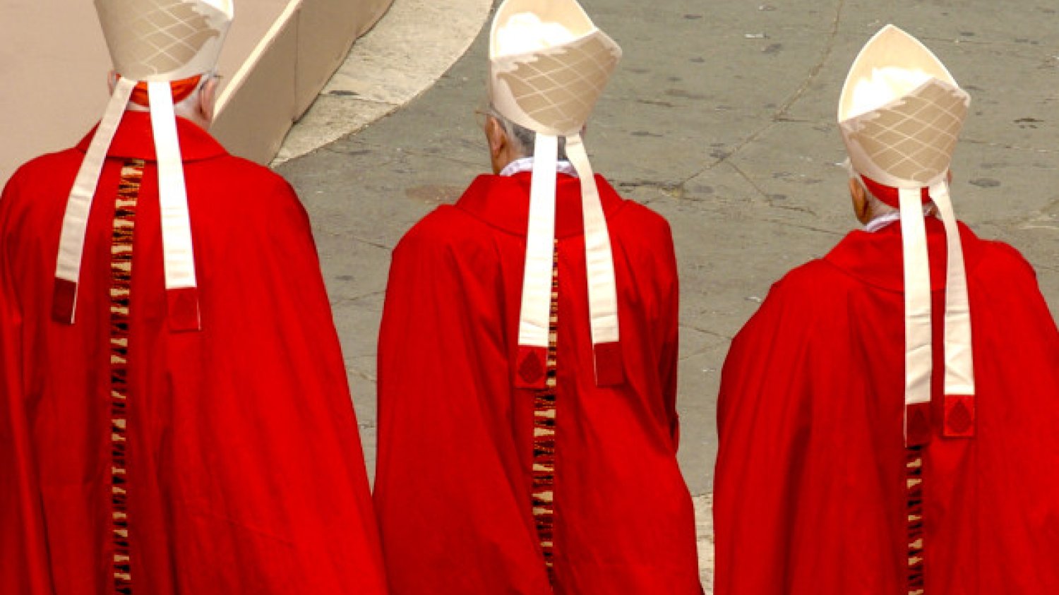 Kardynałom przysługują zniżki na zakup papierosów, benzyny i ubrań