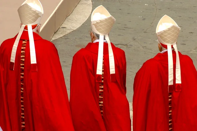 Kardynałom przysługują zniżki na zakup papierosów, benzyny i ubrań