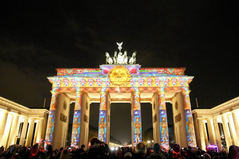 Organizatorzy Sylwestra przed Bramą Brandenburską zadbali o kobiety - stworzyli dla nich specjalne "strefy bezpieczeństwa".