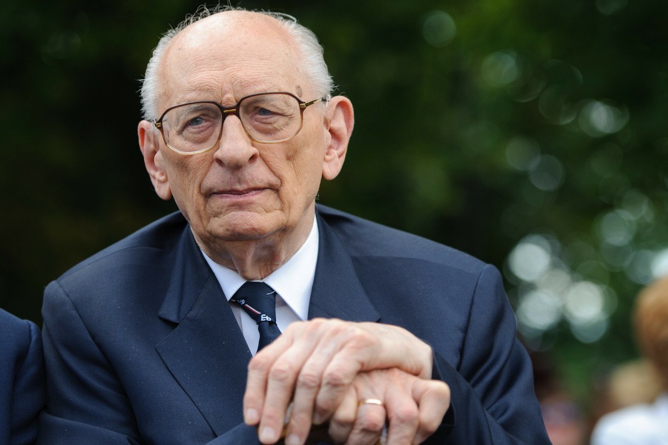 Prof. Władysław Bartoszewski zmarł w 2015 roku. Na zdjęciu w 2013 roku, podczas uroczystości z okazji 69. rocznicy wybuchu powstania przy pomniku Polskiego Państwa Podziemnego i Armii Krajowej.