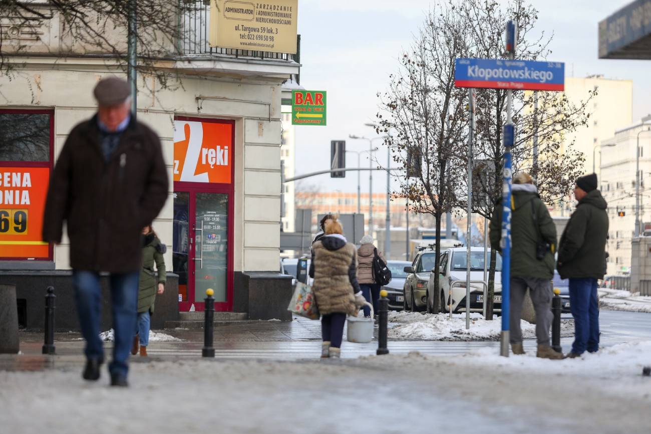 Wypadek 38-latka na śliskim chodniku. Ratusz: parawan był w innym miejscu