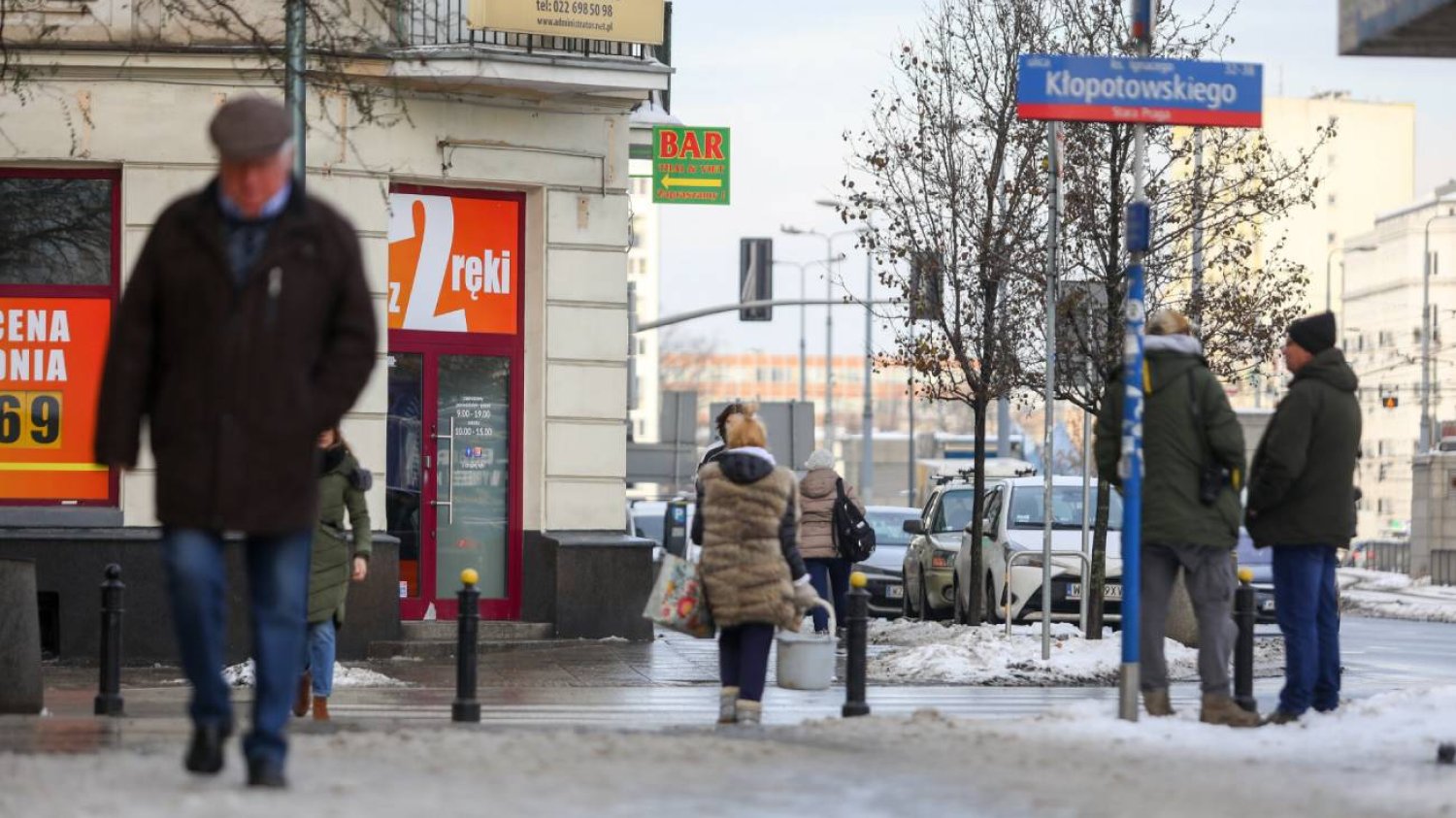Wypadek 38-latka na śliskim chodniku. Ratusz: parawan był w innym miejscu