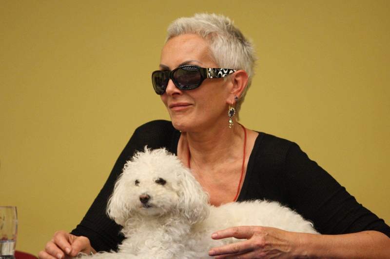 Kora i jej pies o imieniu Ramona