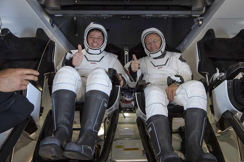 Kapsuła Dragon z astronautami na pokładzie wróciła na Ziemię.