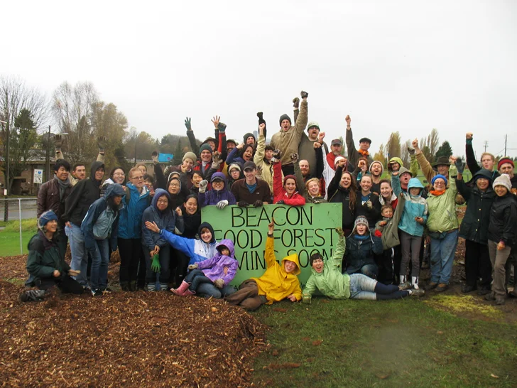 Grupa aktywistów z Beacon Food Forest