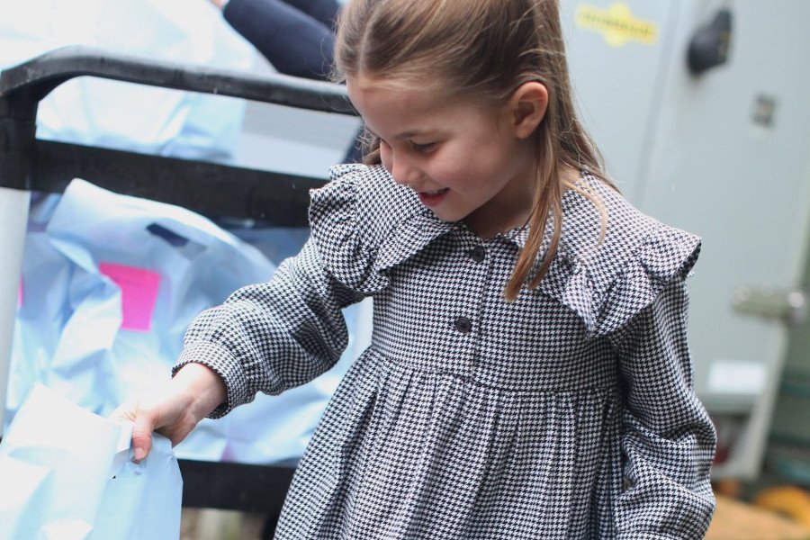 Księżniczka Charlotte pomogła starszym osobom, które nie wychodzą z domów z powodu koronawirusa