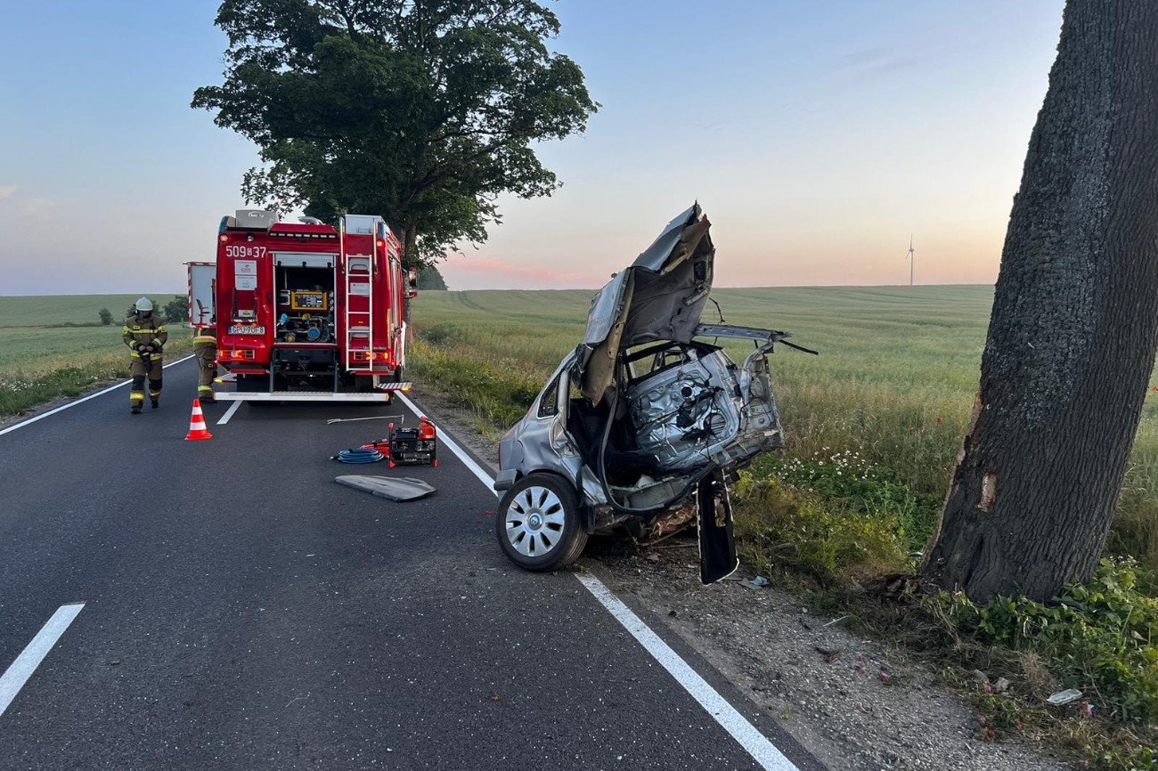 Tragiczny wypadek niedaleko Pucka. Samochód został rozerwany na pół