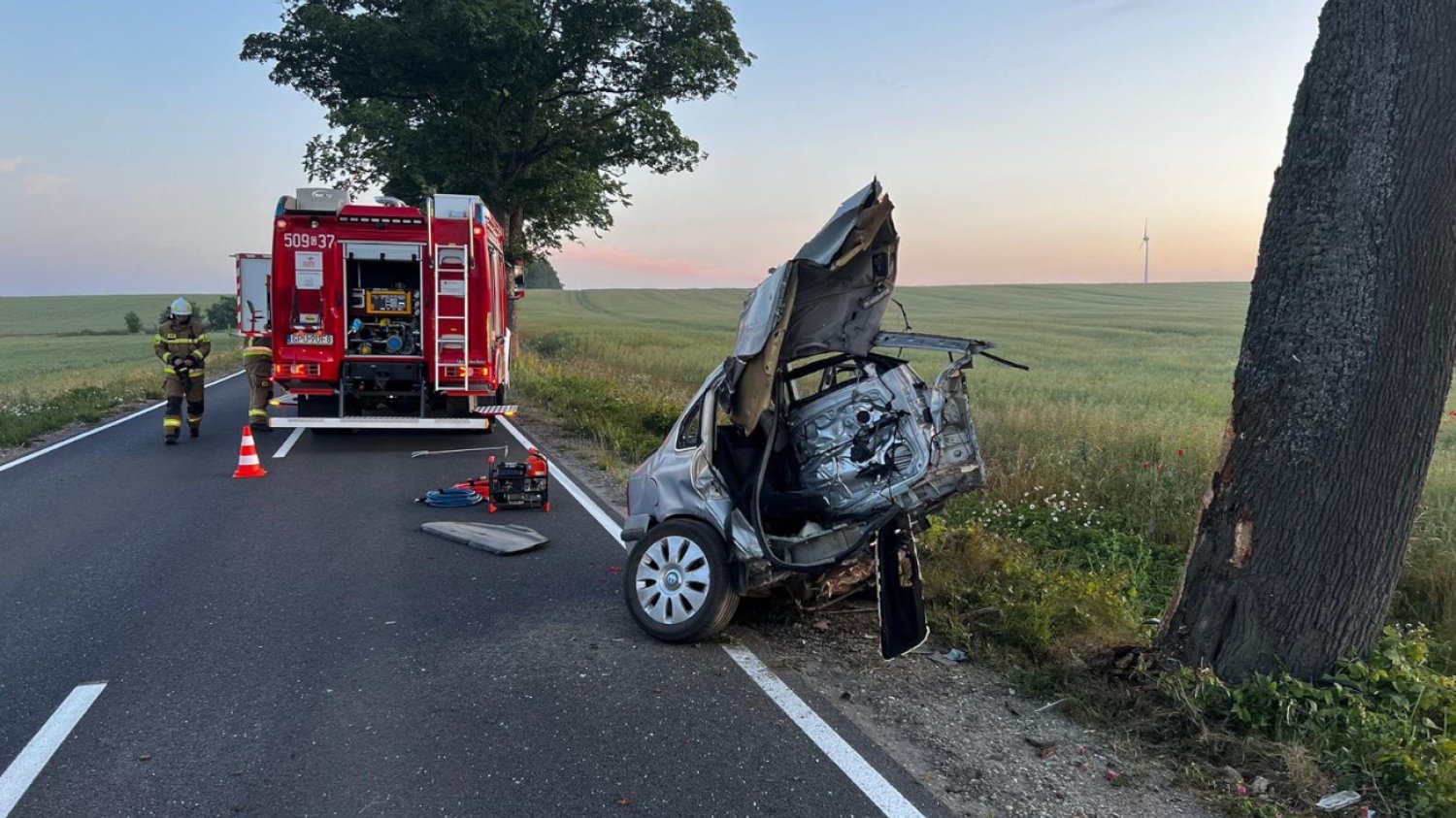 Tragiczny wypadek niedaleko Pucka. Samochód został rozerwany na pół Tragiczny wypadek niedaleko Pucka. Samochód został rozerwany na pół