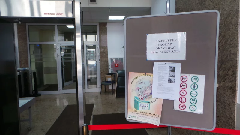 Tablica z informacją o Dudapomocy w Kancelarii Prezydenta na Wiejskiej