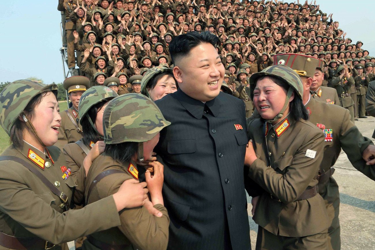 Kim Dzong Un podczas wizytacji kobiecego oddziału wojskowego. Ukraiński wywiad mówi o "koreańskim scenariuszu" Putina