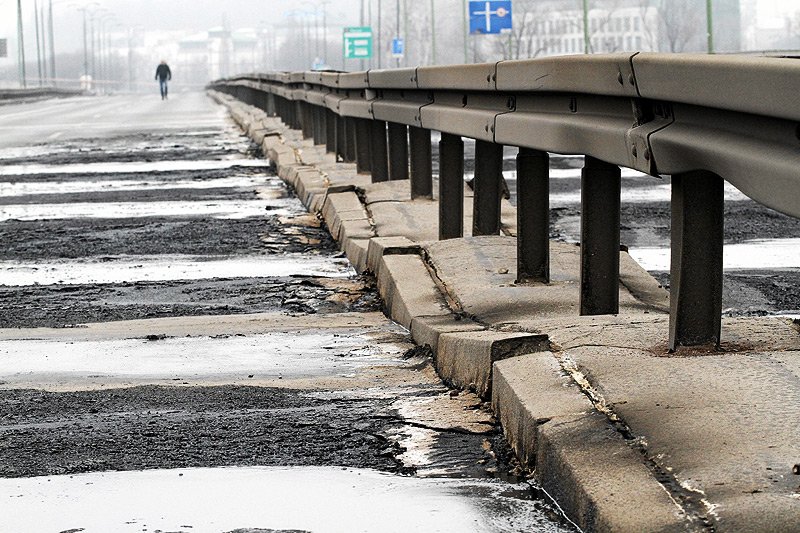 Most Łazienkowski został zniszczony w wyniku pożaru.