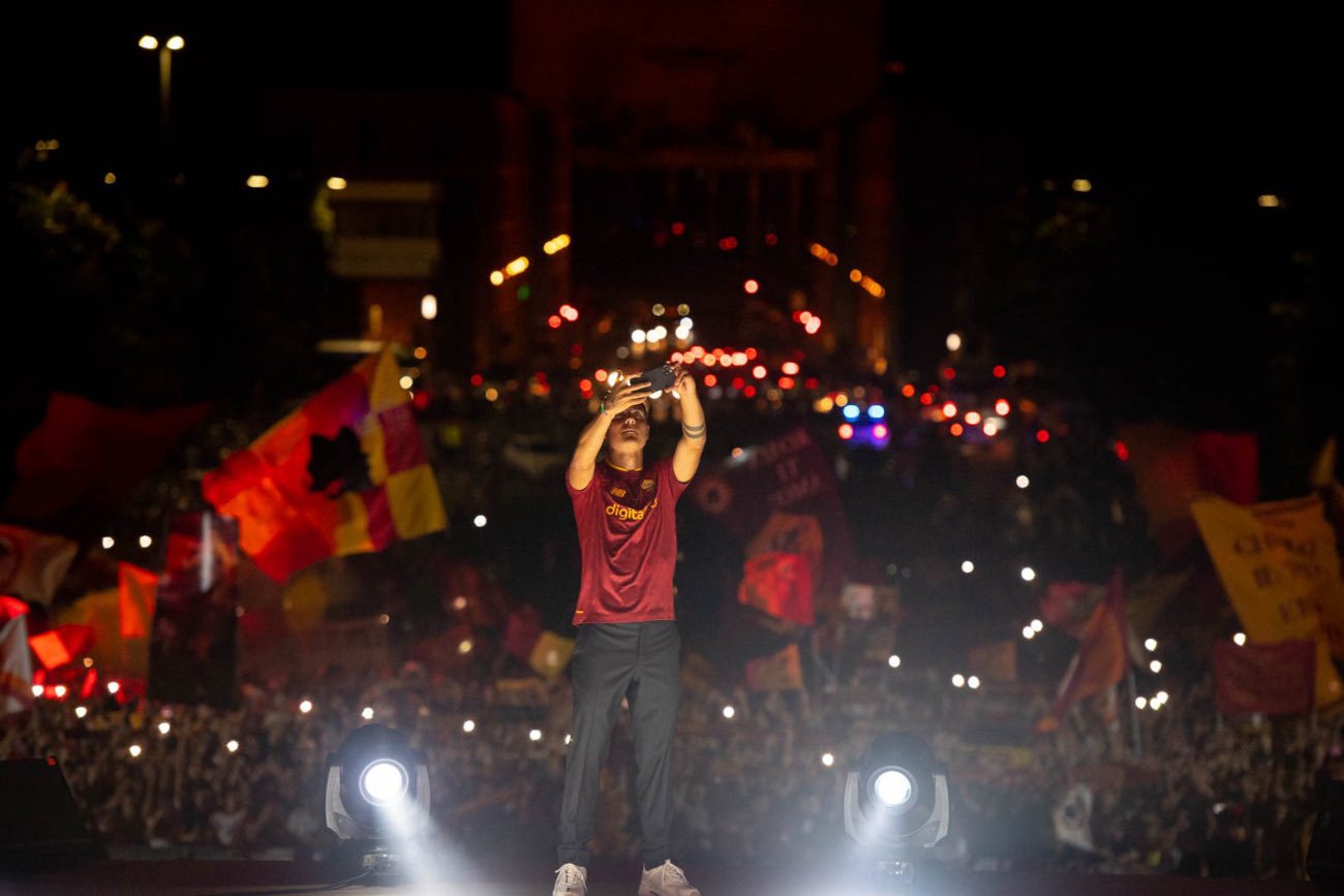 Paulo Dybala został zaprezentowany w wyjątkowy sposób przez AS Romę. Argentyńczyk miał królewskie przywitanie.