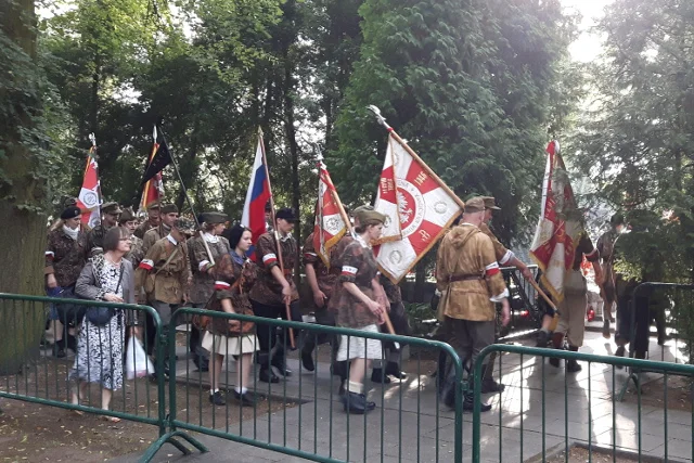 Grupa rekonstrukcji historycznej na cmentarzu wojskowym na Powązkach.