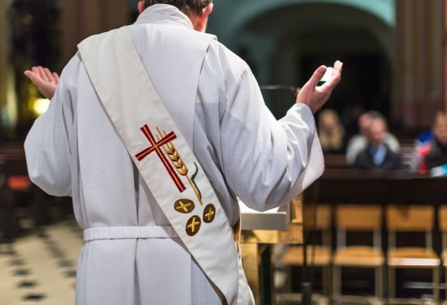 Wolne niedziele dla [url=http://tinyurl.com/ks4c6yr]księży[/url]? Twój Ruch zmienił zdanie i popiera zakaz pracy w święta.