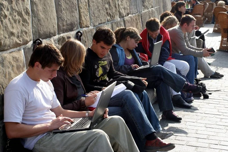 Pod krakowskim ratuszem przesiaduje wiele osób korzystających z miejskiego hot spota.