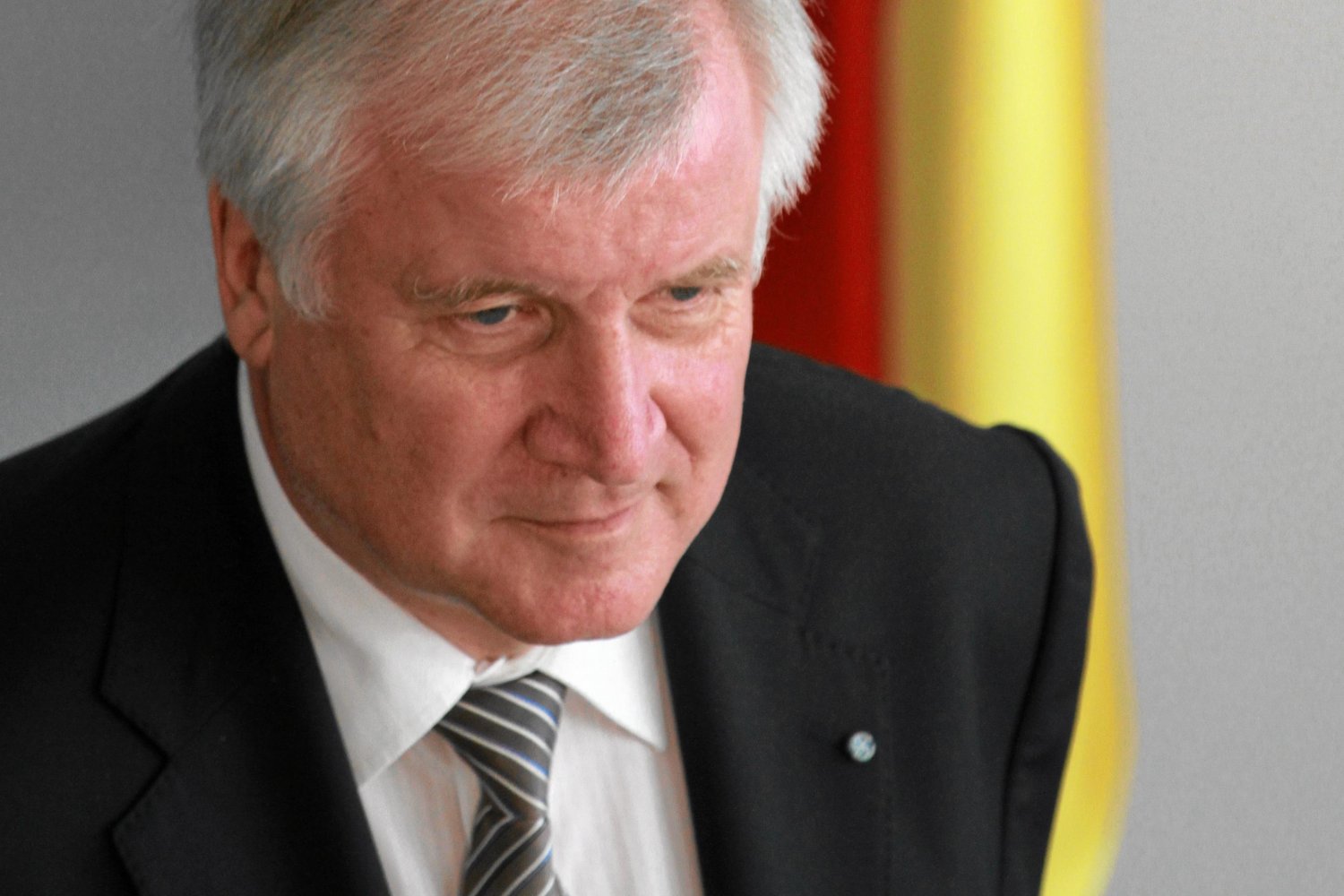 Minister spraw wewnętrznych Niemiec Horst Seehofer opowiada się przeciw specjalnym prawom dla osób zaszczepionych przeciw COVID-19.
