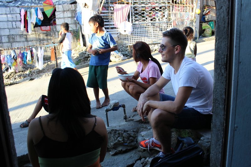 Tu siedem osób mieszka na zaledwie kilku metrach. Ale całe rodziny żyją też na cmentarzach